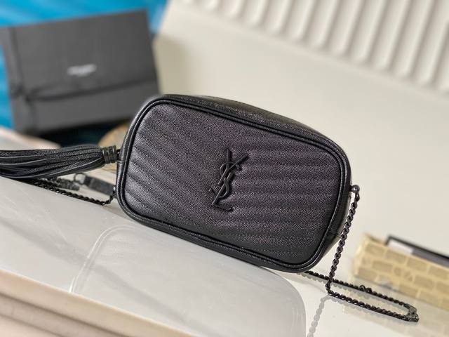 特级精品 585040小牛皮鱼子酱 配全套专柜最新包装杂志 Lou Mini Bag 迷你相机包，这个包实在是超可爱的，给人以感觉精致的感觉搭配时尚流苏挂饰，内