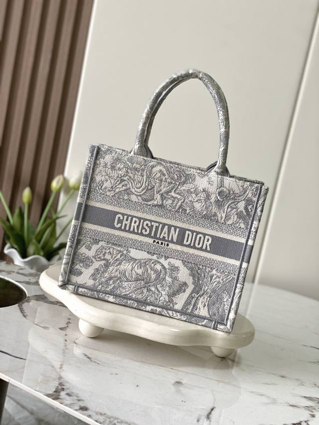 款号99306 对版原厂旧灰虎 小号 Dior Book Tote 购物袋 这款Book Tote手袋灵感来自女装创意总监玛丽亚 嘉茜娅 蔻丽 Maria Gr 款号99306 对版原厂旧灰虎 小号 Dior Book Tote 购物袋 这款Book Tote手袋灵感来自女装创意总监玛丽亚 嘉茜娅 蔻丽 Maria Gr