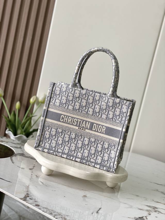 款号99302 对版原厂老花灰 小号 Dior Book Tote 购物袋 这款Book Tote手袋灵感来自女装创意总监玛丽亚 嘉茜娅 蔻丽 Maria Gr 款号99302 对版原厂老花灰 小号 Dior Book Tote 购物袋 这款Book Tote手袋灵感来自女装创意总监玛丽亚 嘉茜娅 蔻丽 Maria Gr