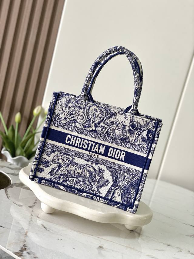 款号99303 对版原厂旧蓝虎 小号 Dior Book Tote 购物袋 这款Book Tote手袋灵感来自女装创意总监玛丽亚 嘉茜娅 蔻丽 Maria Gr
