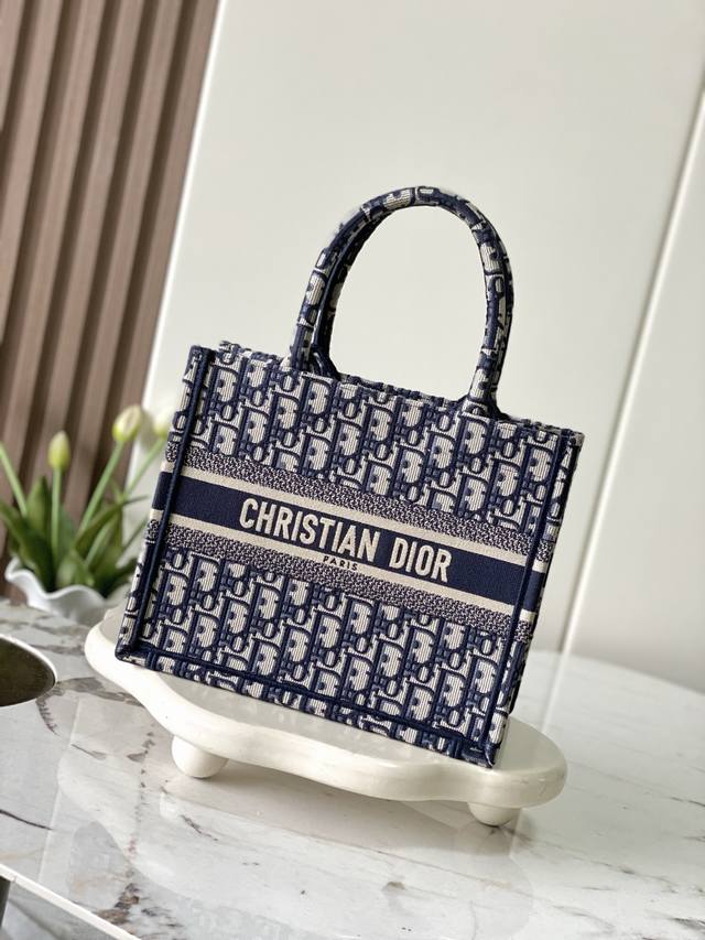 款号99301 对版原厂老花蓝 小号 Dior Book Tote 购物袋 这款Book Tote手袋灵感来自女装创意总监玛丽亚 嘉茜娅 蔻丽 Maria Gr