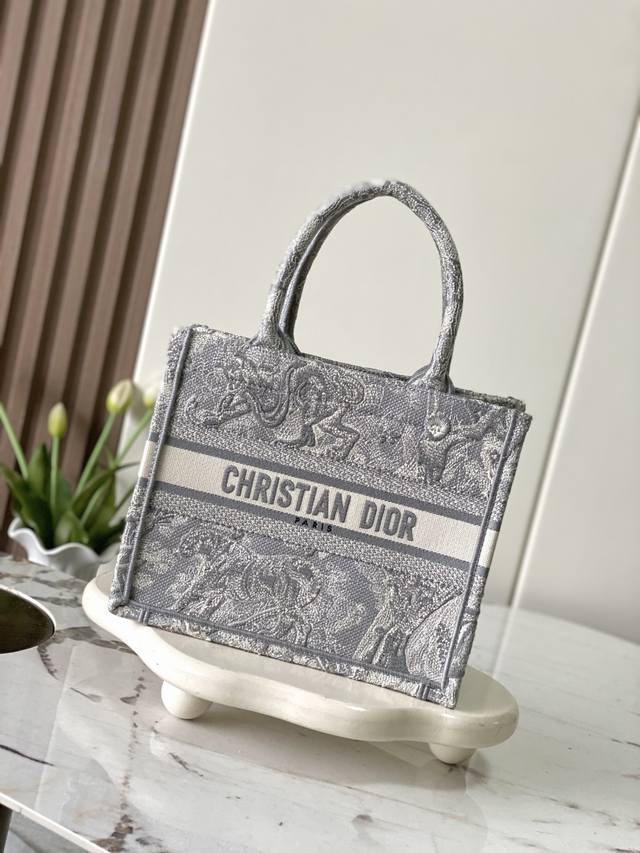 款号99305 对版原厂新灰虎 小号 Dior Book Tote 购物袋 这款Book Tote手袋灵感来自女装创意总监玛丽亚 嘉茜娅 蔻丽 Maria Gr
