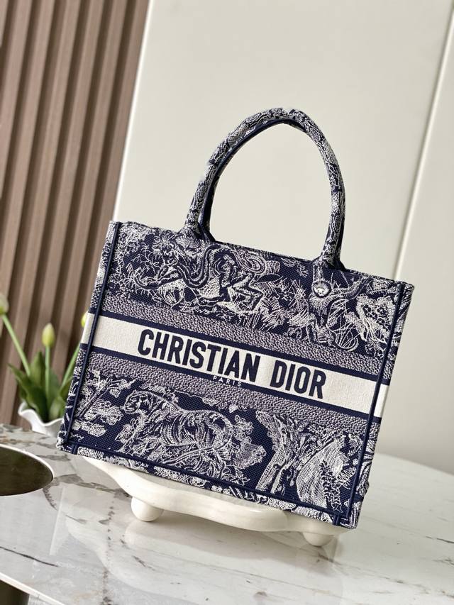 款号99204 对版原厂新蓝虎 中号 Dior Book Tote 购物袋 这款Book Tote手袋灵感来自女装创意总监玛丽亚 嘉茜娅 蔻丽 Maria Gr