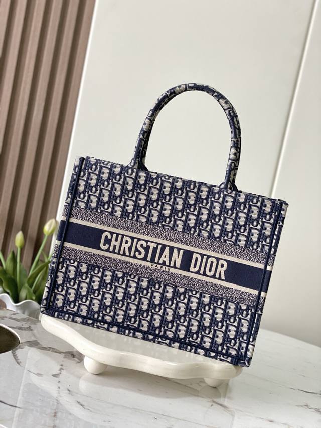 款号99201 对版原厂老花蓝 中号 Dior Book Tote 购物袋 这款Book Tote手袋灵感来自女装创意总监玛丽亚 嘉茜娅 蔻丽 Maria Gr 款号99201 对版原厂老花蓝 中号 Dior Book Tote 购物袋 这款Book Tote手袋灵感来自女装创意总监玛丽亚 嘉茜娅 蔻丽 Maria Gr