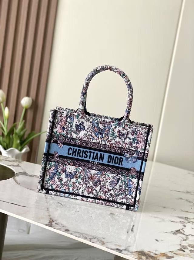 款号99308 专柜芯片版 对版原厂白蝴蝶 小号 Dior Book Tote 购物袋 这款Book Tote手袋灵感来自女装创意总监玛丽亚 嘉茜娅 蔻丽 Ma