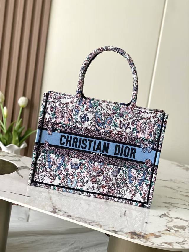 款号99208 专柜芯片版 对版原厂白蝴蝶 中号 Dior Book Tote 购物袋 这款Book Tote手袋灵感来自女装创意总监玛丽亚 嘉茜娅 蔻丽 Ma