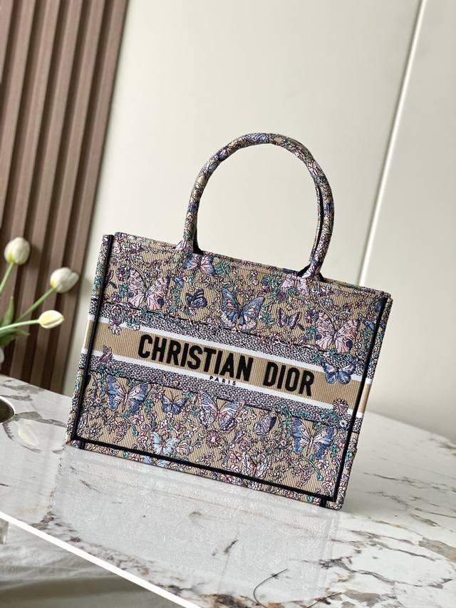 款号99207 专柜芯片版 对版原厂杏蝴蝶 中号 Dior Book Tote 购物袋 这款Book Tote手袋灵感来自女装创意总监玛丽亚 嘉茜娅 蔻丽 Ma 款号99207 专柜芯片版 对版原厂杏蝴蝶 中号 Dior Book Tote 购物袋 这款Book Tote手袋灵感来自女装创意总监玛丽亚 嘉茜娅 蔻丽 Ma