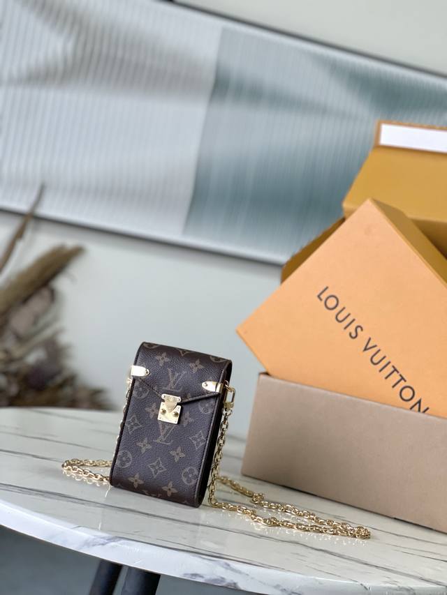 顶级原单M13572 本款Metis手机包向路易威登经典行李箱采灵感，以整片Monogram帆布裁出工致构型。S-Lock锁扣和金属包角道出品牌悠久的制箱传统。