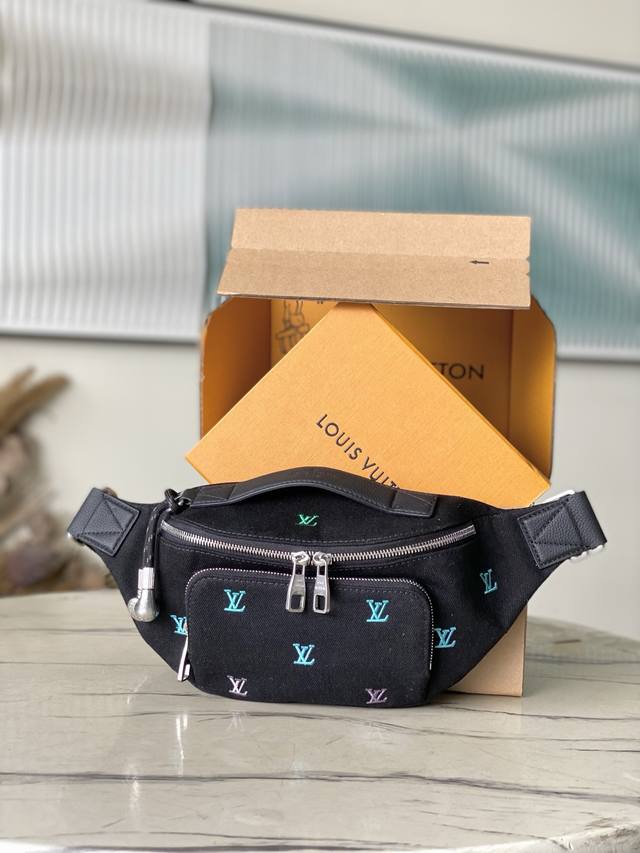 头层皮 顶级原单M13961 渐变牛仔刺绣腰包 真的好好看哦。设计融合经典与现代元素，如Monogram图案、标志性Logo，造型多样，能搭配休闲装、正装、运动