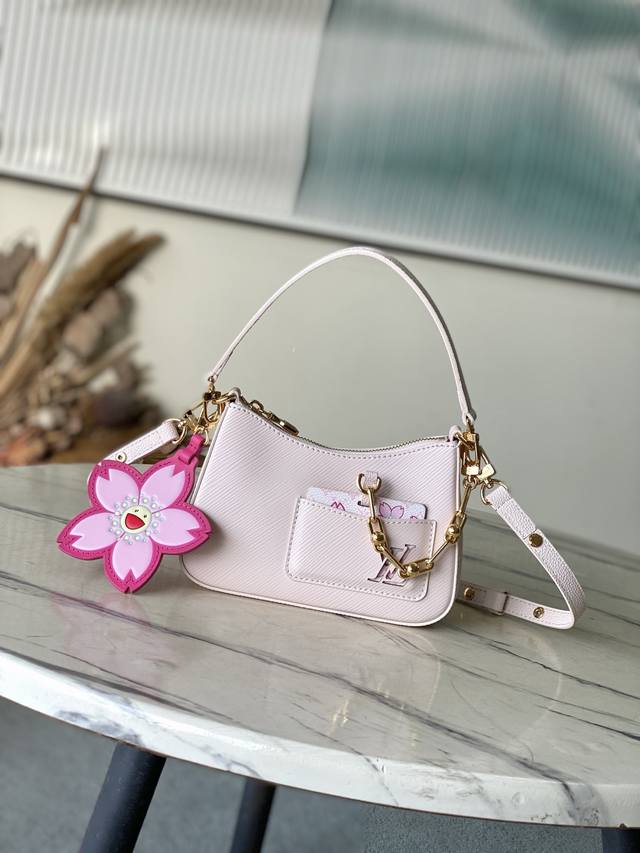 头层皮 顶级原单 M13101 本款 Marellini 手袋为 Epi 粒面皮革搭配耀目金属件，彰显路易威登 X 村上隆复刻系列的盎然生机。可拆卸镜子为 Mo