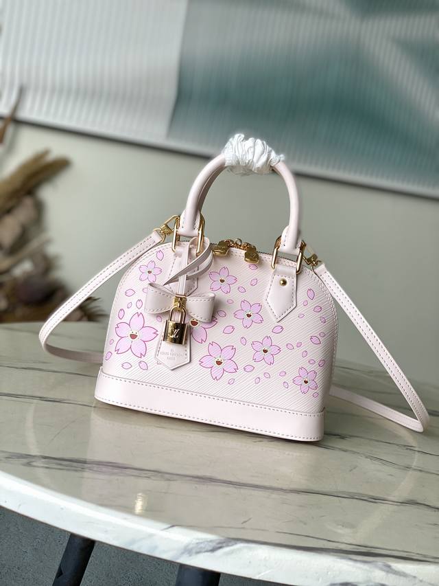 顶级原单M13104 M40302樱花 Maison标志性的Alma Bb包现在被修改为俏皮的樱花图案，这是艺术家Takashi Murakami的创作，象征着