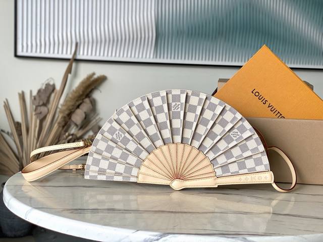 顶级原单M 4 白格 Lvfan手袋取材Monogram帆布，以别致设计亮相2025春夏秀场，成就收藏家之选。皮革之上点缀Monogram花卉细节，手提或肩背皆