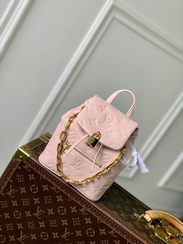 头层皮 顶级原单M13389、13387粉色 Coussin Backpack 迷你手袋以 Monogram 皮革塑造轻便构型，搭配可拆卸 Coussin 链条