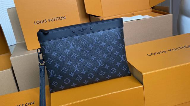 顶级原单 M81569黑花 全新 Pochette To-Go 手拿包取材 Monogram Eclipse 帆布，以铆钉标签含蓄展露品牌格调。充裕空间可容纳文