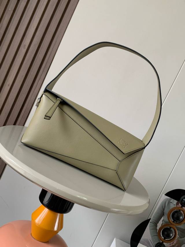 新款Puzzle Hobo 是一款柔软且精致的短款纳帕牛皮革单肩包灵感来自 Puzzle 包的长方体形状和独特的几何线条始于颜值忠于皮质，特别是 Puzzle