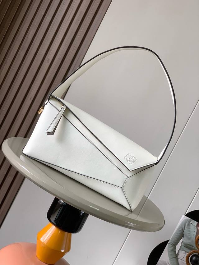 新款Puzzle Hobo 是一款柔软且精致的短款纳帕牛皮革单肩包灵感来自 Puzzle 包的长方体形状和独特的几何线条始于颜值忠于皮质，特别是 Puzzle