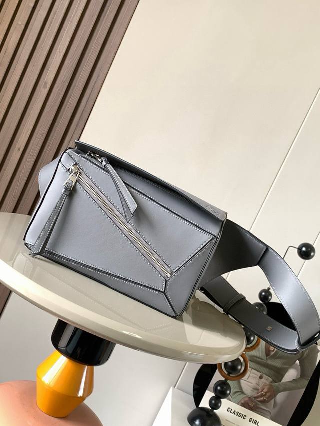 小号经典牛皮革 Puzzle 腰包长方体形状和精确的切割技术创造了Puzzle 独特的几何线条这款小号腰包采用经典牛皮革制成皮质柔软轻便，造型低调有辨识度不管是