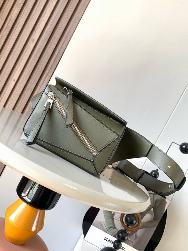 迷你号经典牛皮革 Puzzle 腰包长方体形状和精确的切割技术创造了Puzzle 独特的几何线条这款小迷你号腰包采用经典牛皮革制成皮质柔软轻便,造型低调有辨识度 迷你号经典牛皮革 Puzzle 腰包长方体形状和精确的切割技术创造了Puzzle 独特的几何线条这款小迷你号腰包采用经典牛皮革制成皮质柔软轻便,造型低调有辨识度