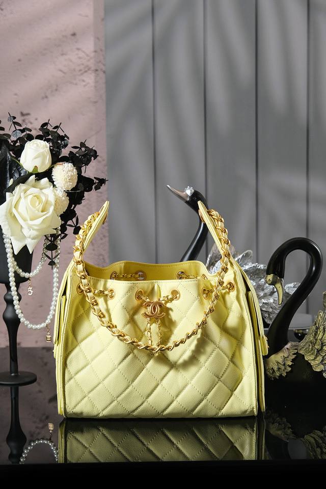 早春走秀系列 尺寸:** 黄色 25C 早春秀款来了 小号 想不到24年夏天才刚开始 25年的款就迫不及待要来了 这个购物袋别叫特别的是采用磨砂皮材质 单肩背特 早春走秀系列 尺寸:** 黄色 25C 早春秀款来了 小号 想不到24年夏天才刚开始 25年的款就迫不及待要来了 这个购物袋别叫特别的是采用磨砂皮材质 单肩背特