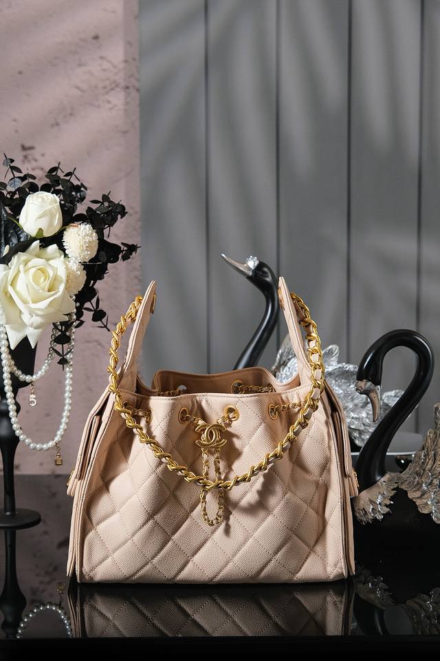 早春走秀系列 尺寸：** 杏色 25C 早春秀款来了 小号 想不到24年夏天才刚开始 25年的款就迫不及待要来了 这个购物袋别叫特别的是采用磨砂皮材质 单肩背特