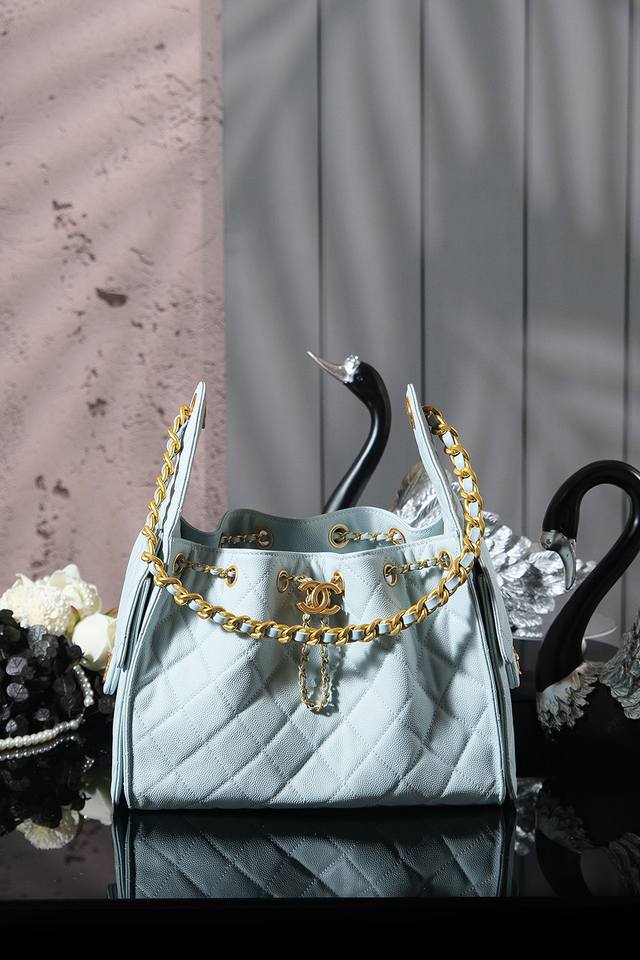 早春走秀系列 尺寸：** 原厂皮 浅蓝 25C 早春秀款来了 小号 想不到24年夏天才刚开始 25年的款就迫不及待要来了 这个购物袋别叫特别的是采用磨砂皮材质