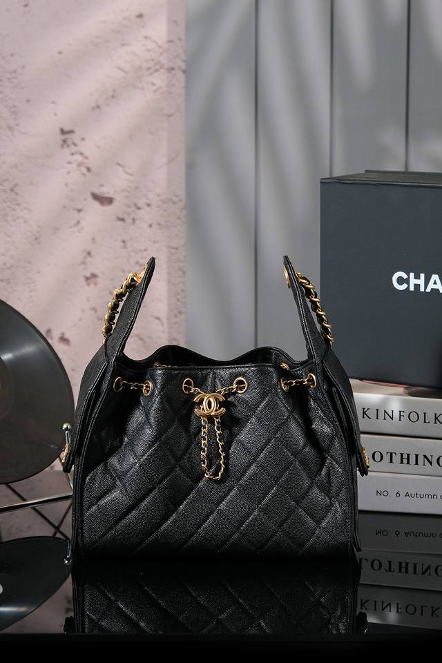 早春走秀系列 尺寸：** 原厂皮 25C 早春秀款来了 小号 想不到24年夏天才刚开始 25年的款就迫不及待要来了 这个购物袋别叫特别的是采用磨砂皮材质 单肩背