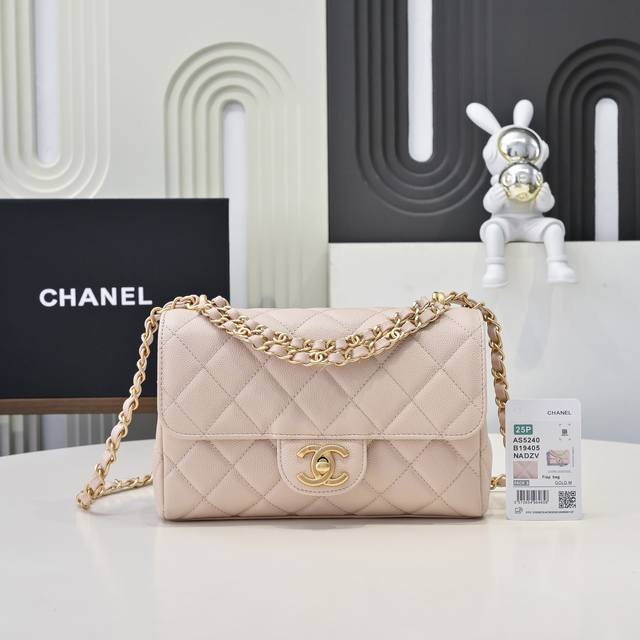 25P双链条鱼子酱 中号 没想到碰上了25P双链条荔枝牛季节限定 入手了小号和Cf大Mini感觉很相似了 好开心好开心 完完全全是我喜欢 比Cf的牛皮更软更休闲