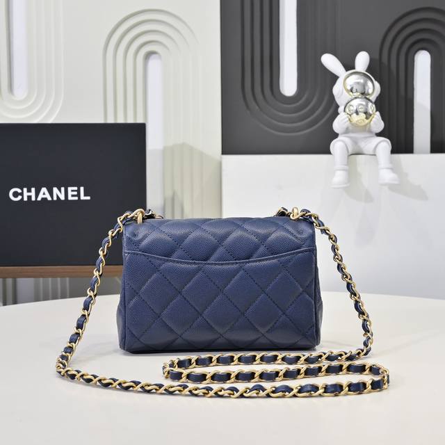 25P双链条鱼子酱 小号 没想到碰上了25P双链条荔枝牛季节限定 入手了小号和Cf大Mini感觉很相似了 好开心好开心 完完全全是我喜欢 比Cf的牛皮更软更休闲