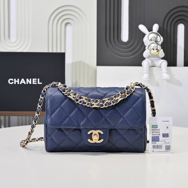 25P双链条鱼子酱 中号 没想到碰上了25P双链条荔枝牛季节限定 入手了小号和Cf大Mini感觉很相似了 好开心好开心 完完全全是我喜欢 比Cf的牛皮更软更休闲