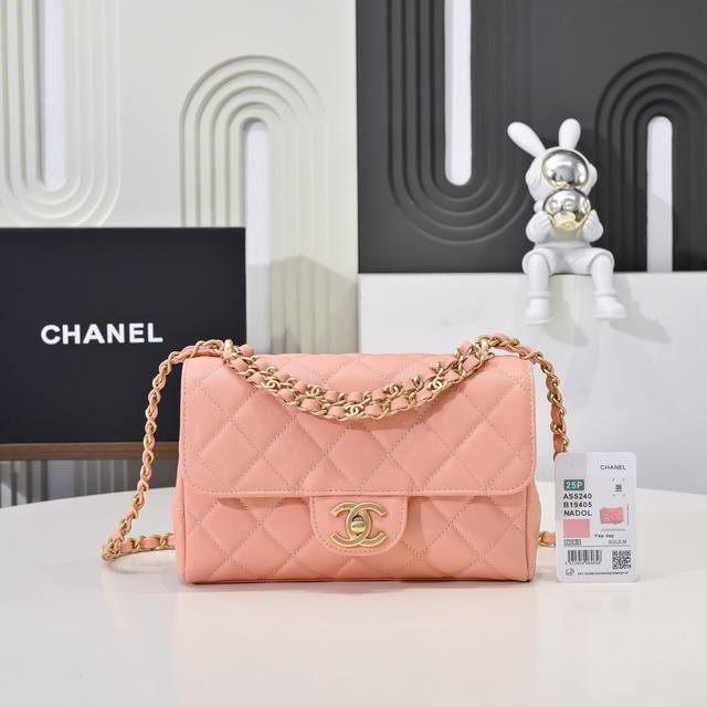 25P双链条鱼子酱 中号 没想到碰上了25P双链条荔枝牛季节限定 入手了小号和Cf大Mini感觉很相似了 好开心好开心 完完全全是我喜欢 比Cf的牛皮更软更休闲