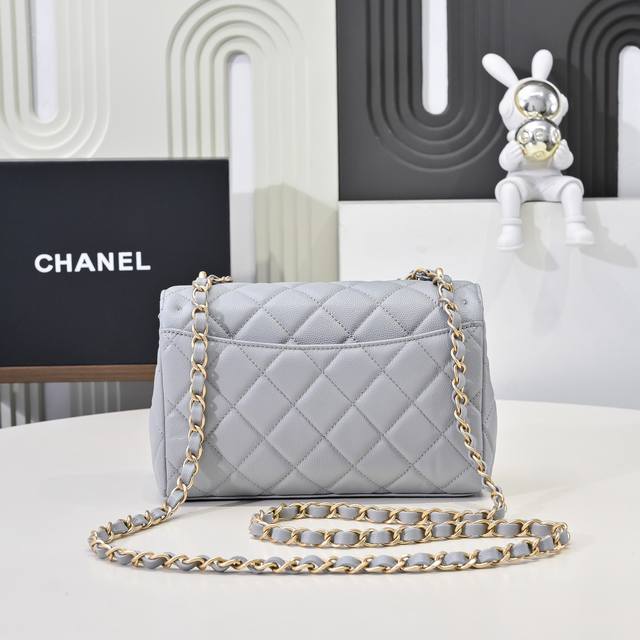 25P双链条鱼子酱 中号 没想到碰上了25P双链条荔枝牛季节限定 入手了小号和Cf大Mini感觉很相似了 好开心好开心 完完全全是我喜欢 比Cf的牛皮更软更休闲