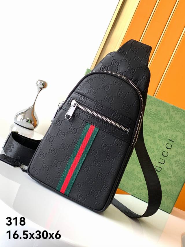 胸包型号：318#顶级原版货年古奇Gucci专柜流行款，高端大气，时尚有品味，最新顶级Guccl专用头层牛皮，手感好面料舒适有档次，专柜标准布，超级实用，专柜五