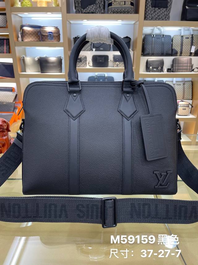 顶级原单 Lock It Tote Aer 手袋 M59159 克标 取材柔软粒面牛皮革，融汇品牌经典设计笔触：皮革侧带源自 Keepall 手袋，手柄环与 S