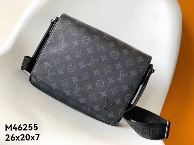 公文包，M46255黑花 男包公文包系列 本款 Voyage 小号公文包 取材 Damier Graphite 涂层帆布，搭配皮革侧带、加固包角、顶部手柄和名牌