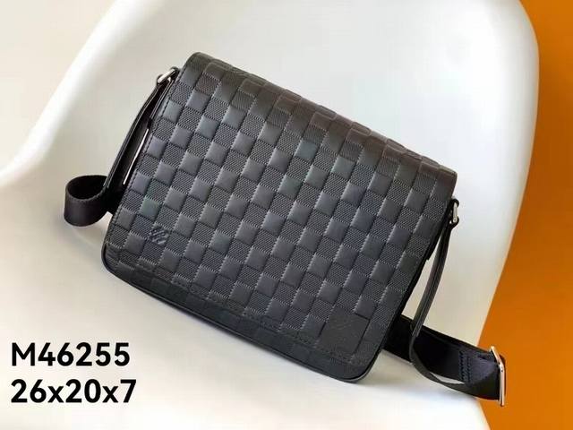 公文包，M46255全皮压格 男包公文包系列 本款 Voyage 小号公文包 取材 Damier Graphite 涂层帆布，搭配皮革侧带、加固包角、顶部手柄和