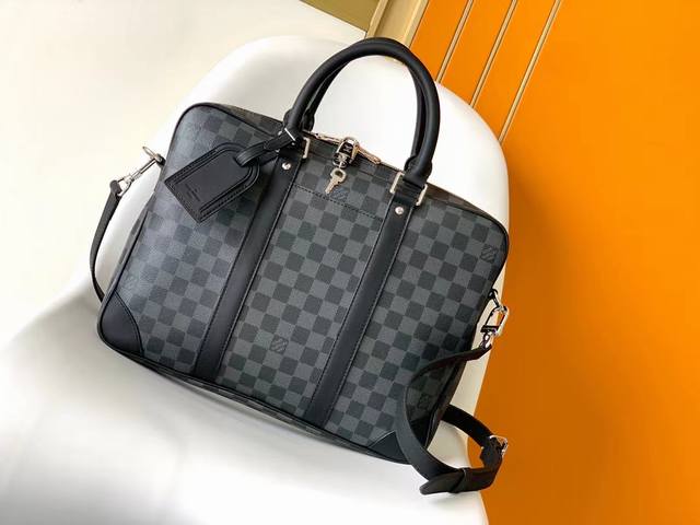 公文包，M46457黑格 男包公文包系列 本款 Voyage 小号公文包 取材 Damier Graphite 涂层帆布，搭配皮革侧带、加固包角、顶部手柄和名牌