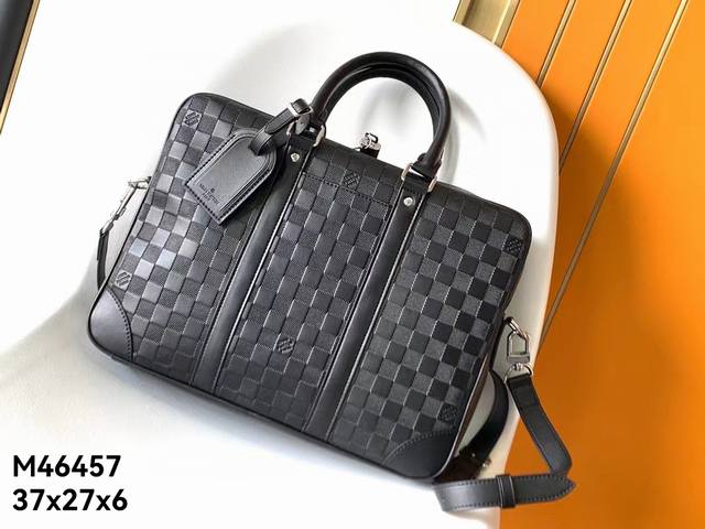 公文包，M46457全皮压格 男包公文包系列 本款 Voyage 小号公文包 取材 Damier Graphite 涂层帆布，搭配皮革侧带、加固包角、顶部手柄和