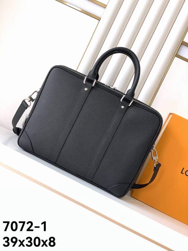 公文包型号：7072-1#顶级原单货专柜同款，高端大气，时尚有品味，采用顶级手撑纹头层牛皮，手感柔软舒适，板型大气时尚，专柜标准布，超级实用，专柜五金配件，绝对