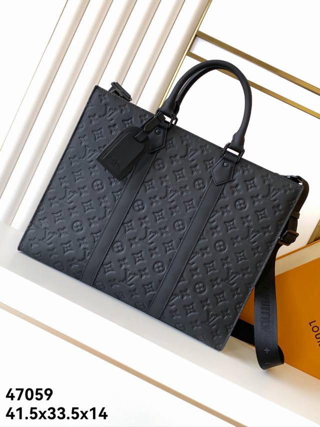 公文包，47059全头层牛皮压花 市顶场级 ，专柜同款，质量超赞，高端上档次，成功人士的首选 。尺寸：41.5X33.5X14---