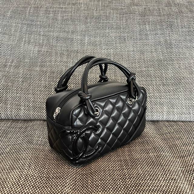 chanel Vintage 康鹏保龄球枕头包Mini 尺寸：12X21X9Cm