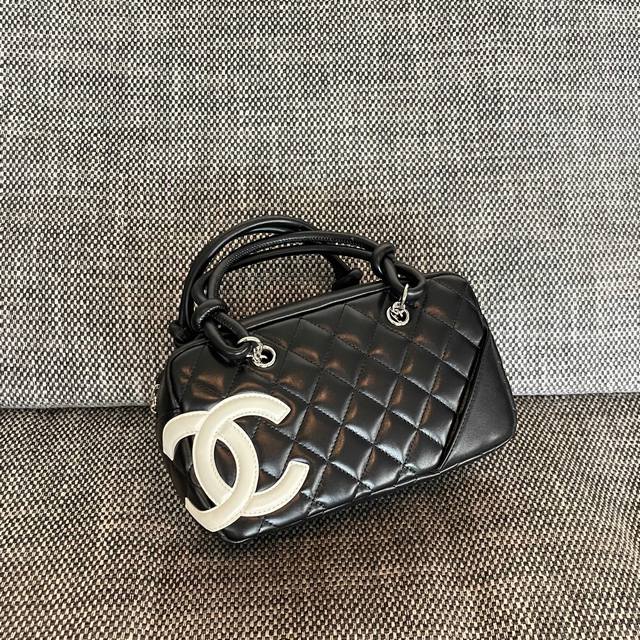 chanel Vintage 康鹏保龄球枕头包Mini 尺寸：12X21X9Cm