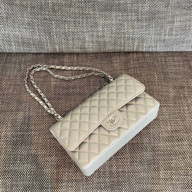 chanel 银色牛皮细球纹银扣Cf口盖包 尺寸：25.5X15.5X6.5Cm