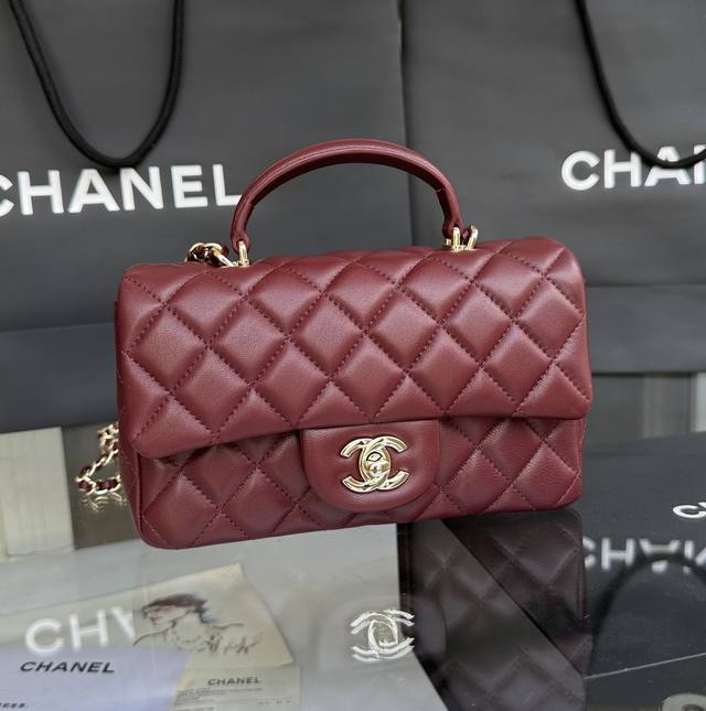 法国高级定制手工坊 款号:As2431 尺寸：20×14×7Cm: 最新羊皮系列：Cf手提系列。专柜限量抢购版，五金点缀手提 贵气临人，加上这次的设计延续了Cf