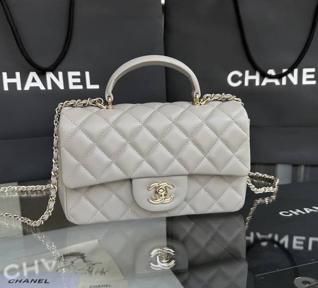 法国高级定制手工坊 款号:As2431 尺寸：20×14×7Cm: 最新羊皮系列：Cf手提系列。专柜限量抢购版，五金点缀手提 贵气临人，加上这次的设计延续了Cf