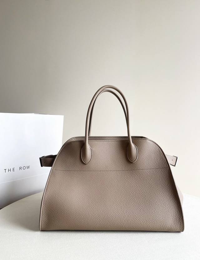 原厂皮 Margaux15荔枝纹 奶茶 Margaux哑光荔枝纹牛皮奶茶色，溢出屏幕的温柔高级感皮质是那种亚亚的，质感真的很棒，奶茶色荔枝皮搭配银色钢扣高级感满