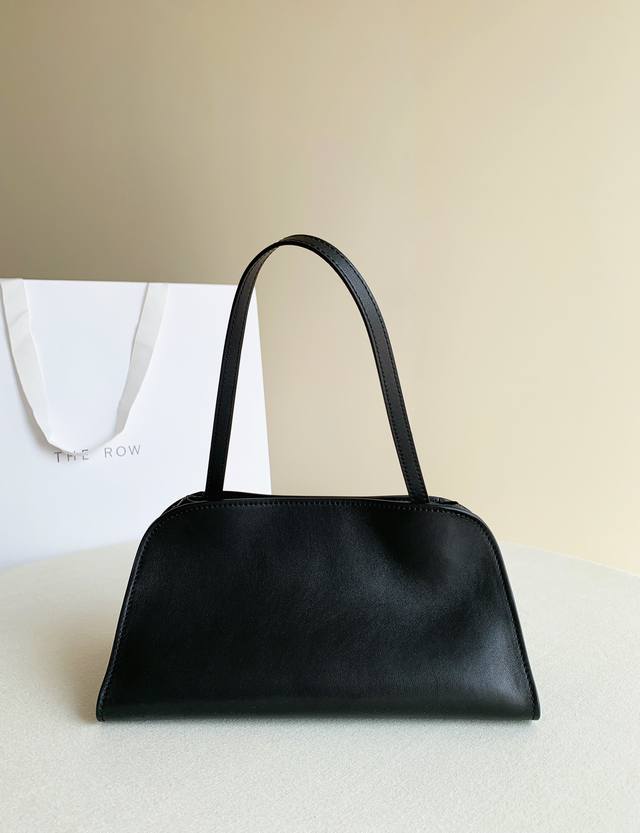 原厂皮 Peggy Clutch 腋下包马鞍皮 黑色 减法美学 拒绝繁冗 延续一贯的极简主义梯形曲线包身+油感马鞍皮= 优雅复古高级感越是简约 对皮质越是考究，