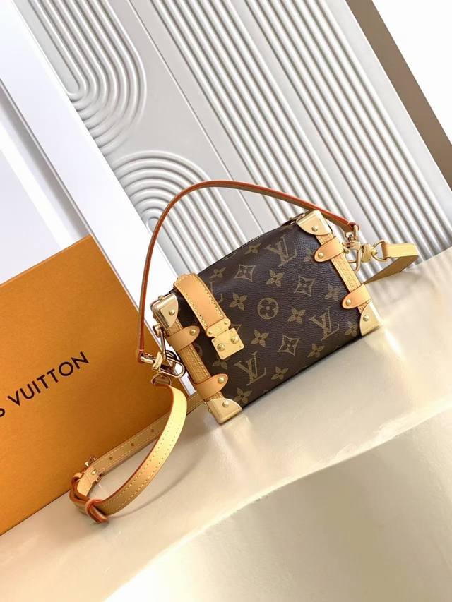 动态163C01芯片 M46815老花 顶级原单 独家背景实拍 本款 Side Trunk 小号手袋以 Monogram 帆布塑造长方构型，搭配牛皮革饰边和工致