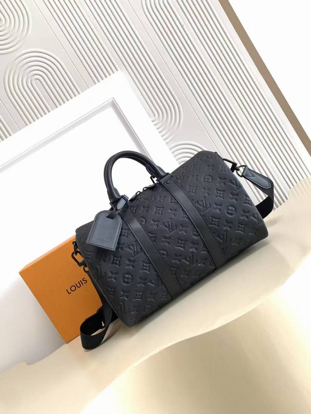 动态163C01芯片 M22765 黑压 顶级原单 独家背景实拍 Keepall BandoulièRe 35 手袋是路易威登经典 Keepall 假日旅行袋的 动态163C01芯片 M22765 黑压 顶级原单 独家背景实拍 Keepall BandoulièRe 35 手袋是路易威登经典 Keepall 假日旅行袋的