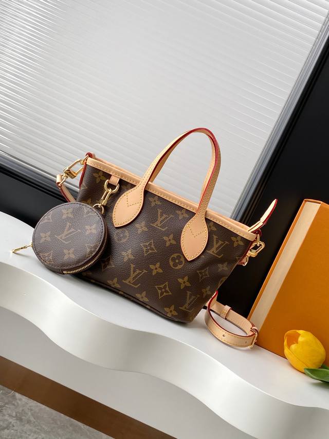 动态变码芯片 顶级原单加强版 本款 Neverfull Bb 手袋将品牌经典 Neverfull 手袋化为迷你托特包，可容纳智能手机和短款钱包等随行物品。D 形