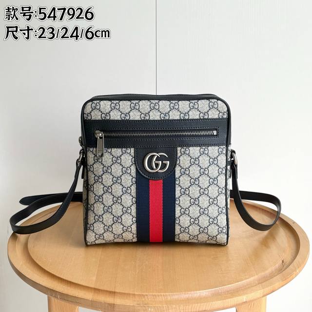 实拍# 小号 款号: 547926 尺寸:23X24X6Cm Gg Ophidia 家族男士斜背挎包,分大小号,肩带调节长短Gg高级人造帆布材质,点缀红绿织带等 实拍# 小号 款号: 547926 尺寸:23X24X6Cm Gg Ophidia 家族男士斜背挎包,分大小号,肩带调节长短Gg高级人造帆布材质,点缀红绿织带等